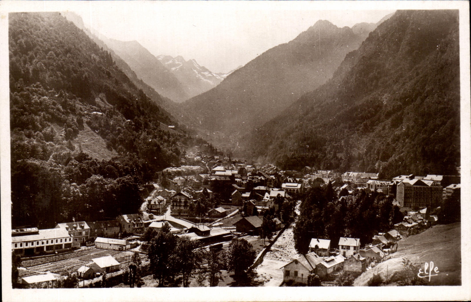 CPA Cauterets Vue Generale Sur La Ville Et Fond De Lutour L'Aroiden