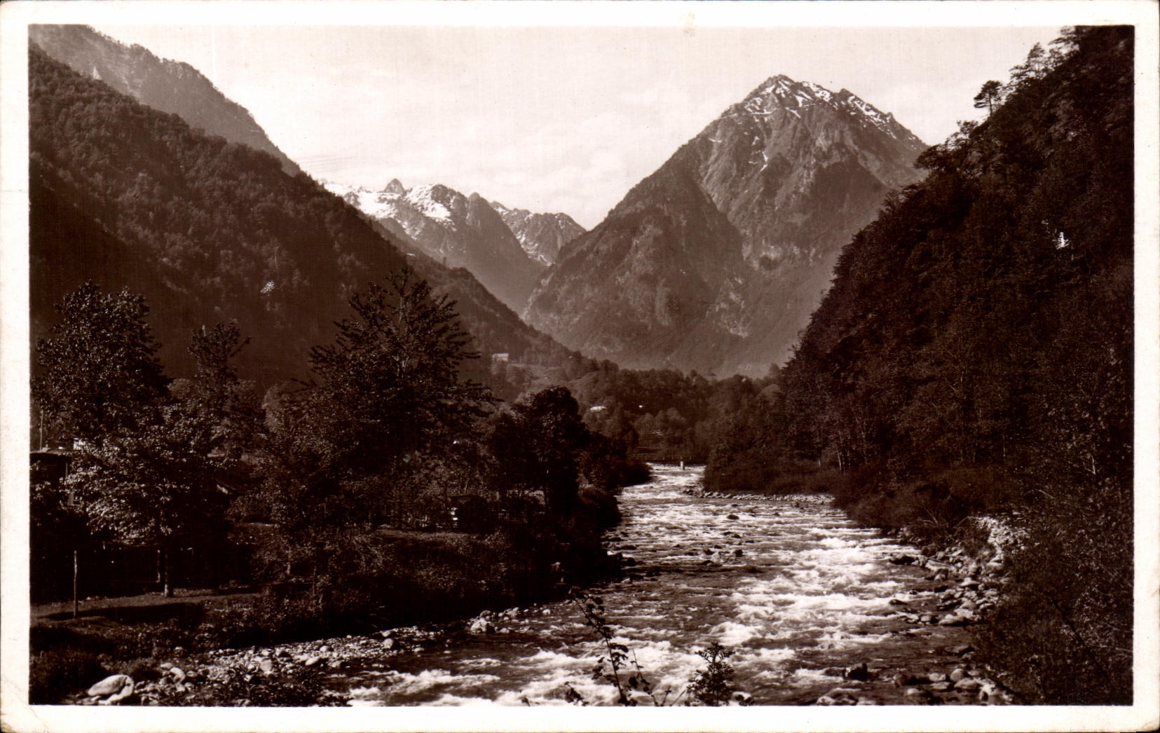 CPA Cauterets Le Gave et le Peguere 