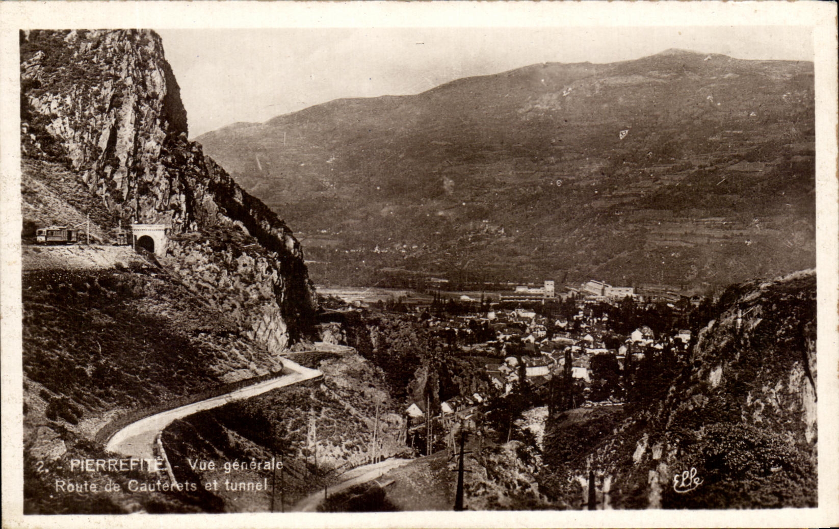 CPA Pierrefite Vue generale Route de Cauterets et tunnel