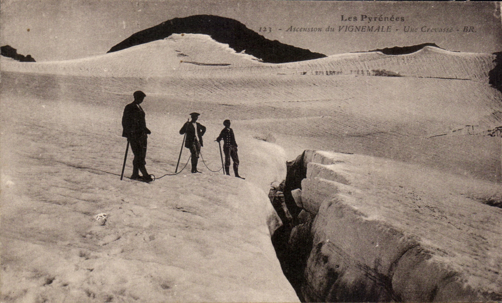CPA Les Pyrenees Ascension Du Vignemale Une crevasse Alpinisme 