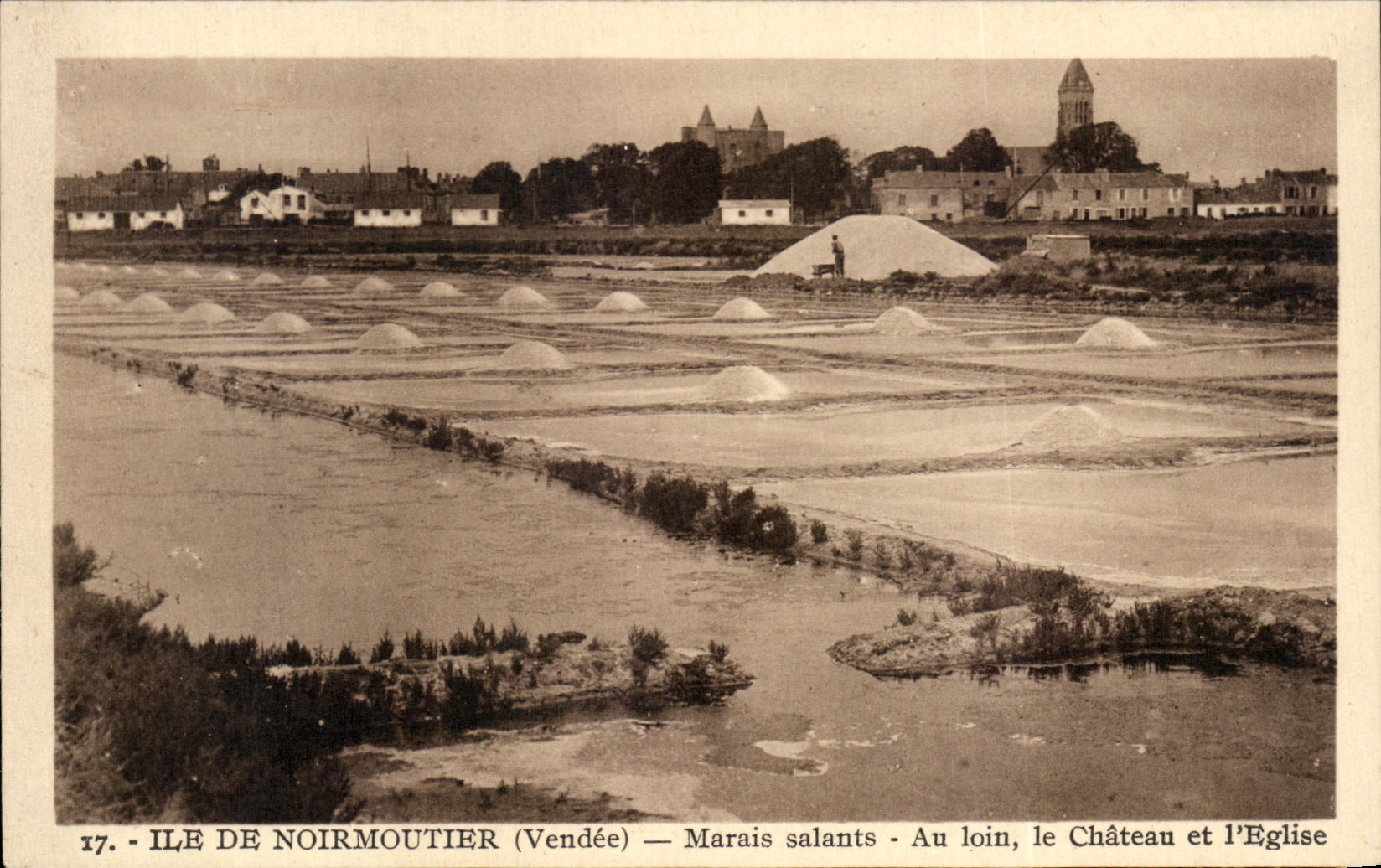 CPA Ile De Noirmoutier Marais Salants Au Loin Le Chateau Et L'Eglise