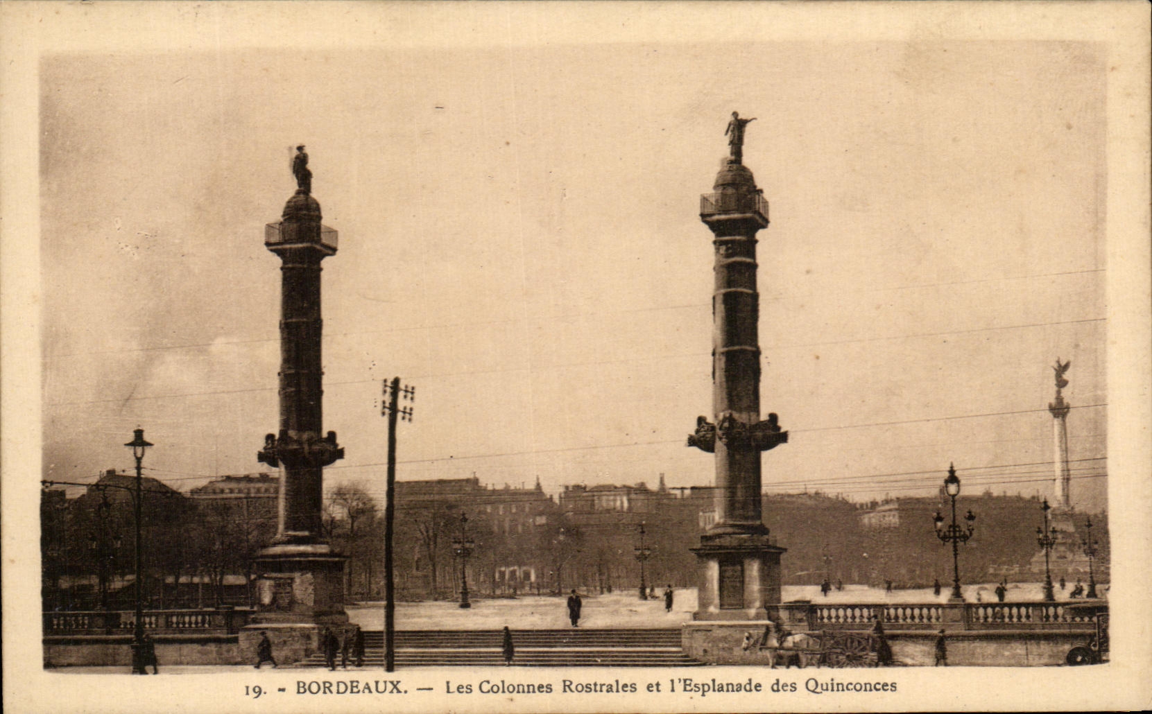 CPA Bordeaux the Rostrales Columns and the Esplanade of Quinconccs