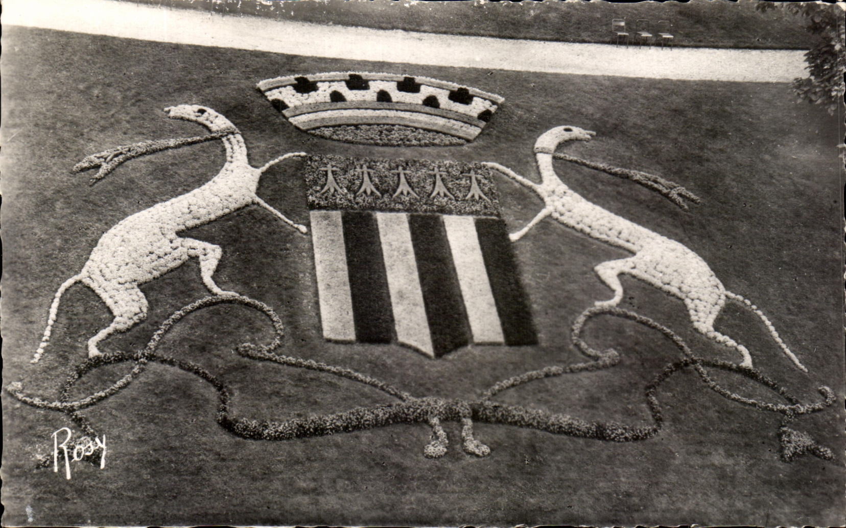 CPA Rennes Jardin du Trabor L'Ecussen aux Armes de Bretagne