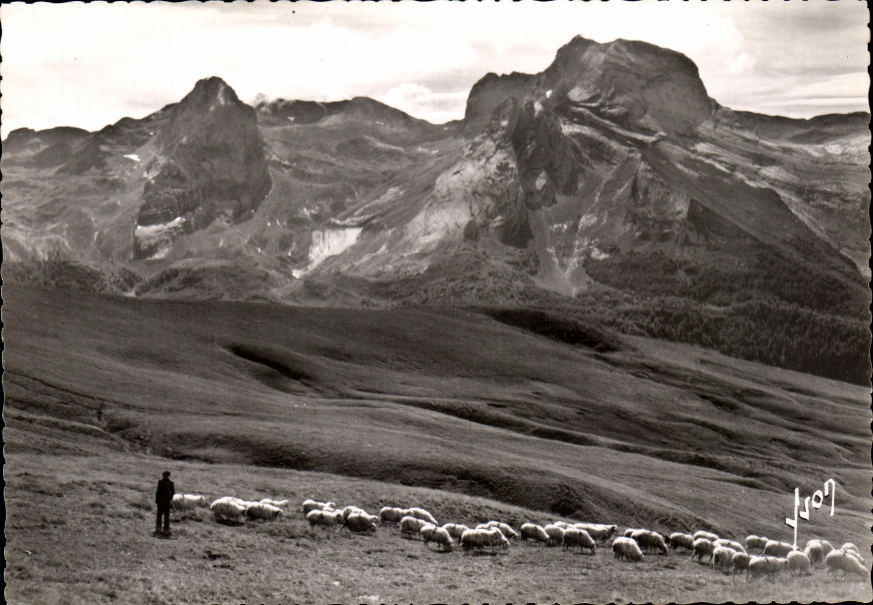 CPA Aubisque pasture Ger Penemedaa seen of the Hotel of the White Peaks