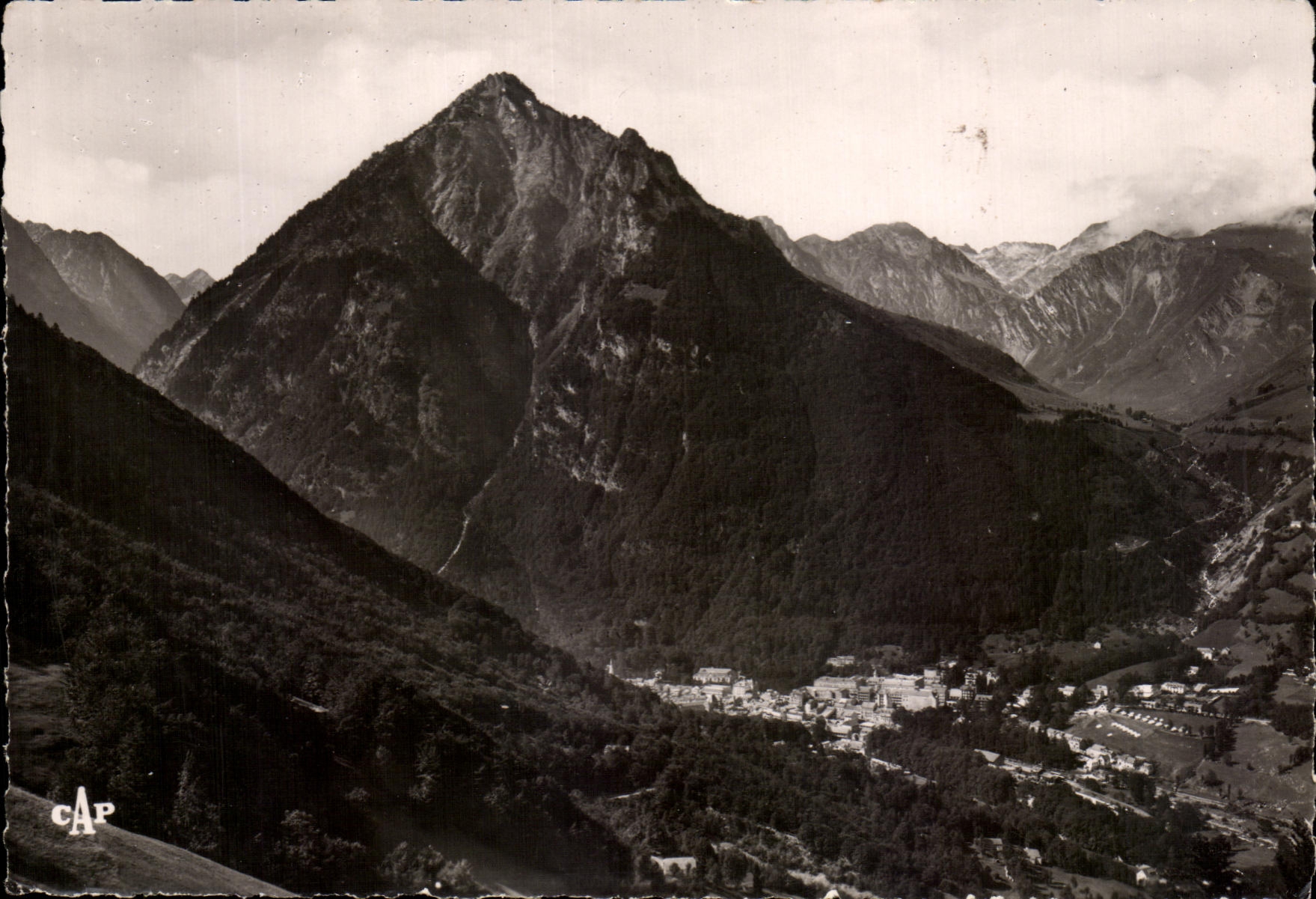 CPA Cauterets View taken of the Farm of the Hortense Queen towards the Valley of Vauterets