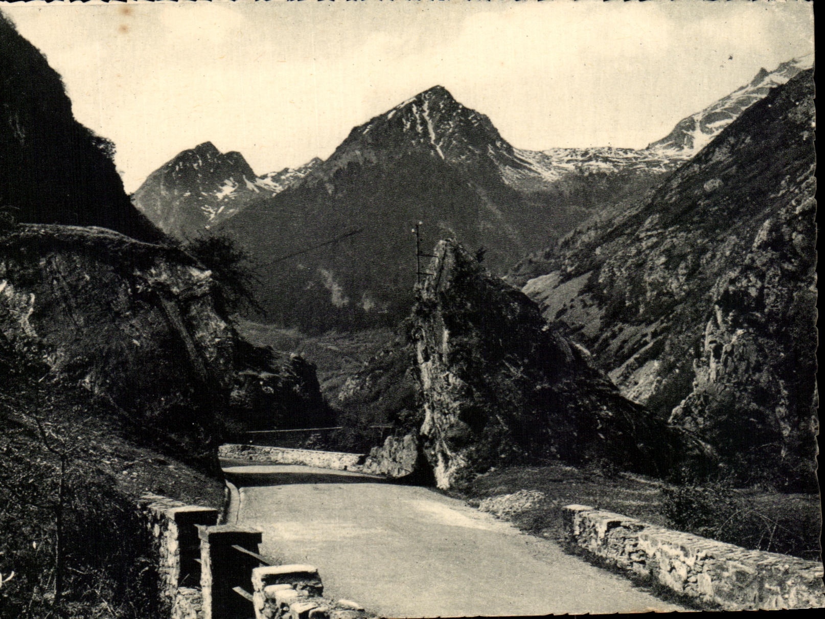 CPA Gate of Spain Road of Gavarnie