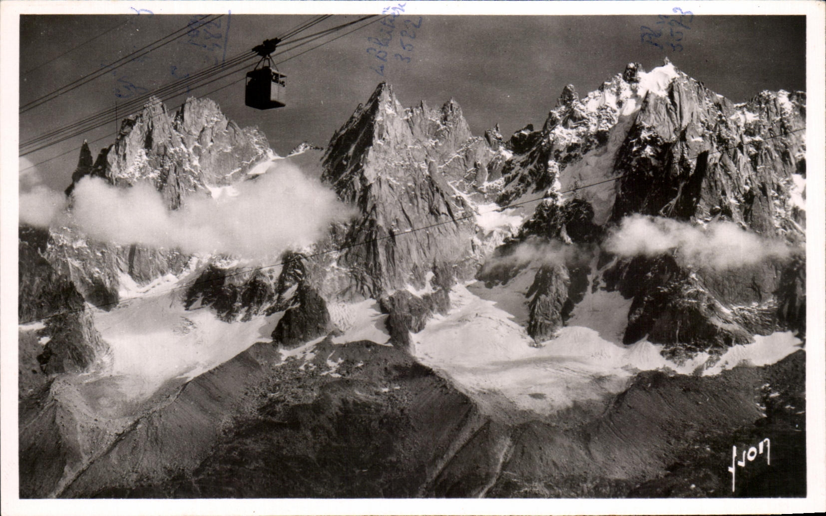 CPA Chamonix Teleferique Du Brevent Les Grands Charmoz Le Grepon Blaitlere et l'alguille du Plan