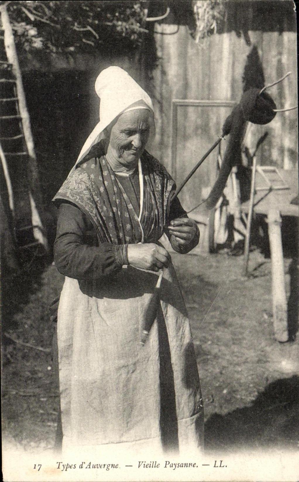 Standard CPA of Old Auvergne Peasant Folklore