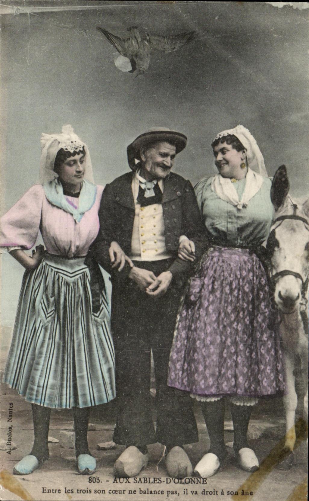 CPA Aux Sables D'Olonne Entre les trois son coeur ne balance Folklore Costume
