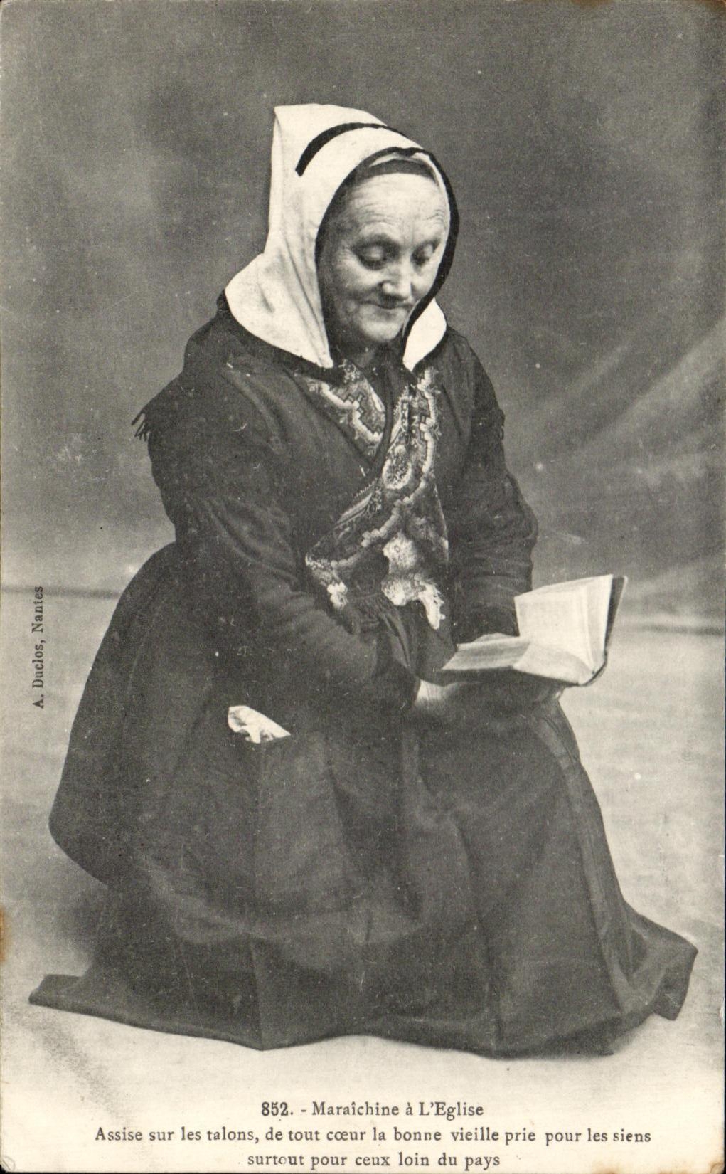 CPA Maraichine a L'Eglise Folklore Costume