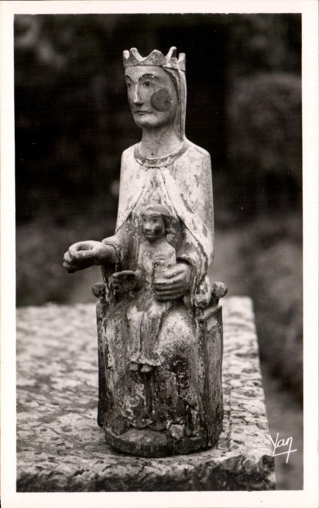 CPA Eglise Abbatiale de St Savin Musee La Vierge au long pouce