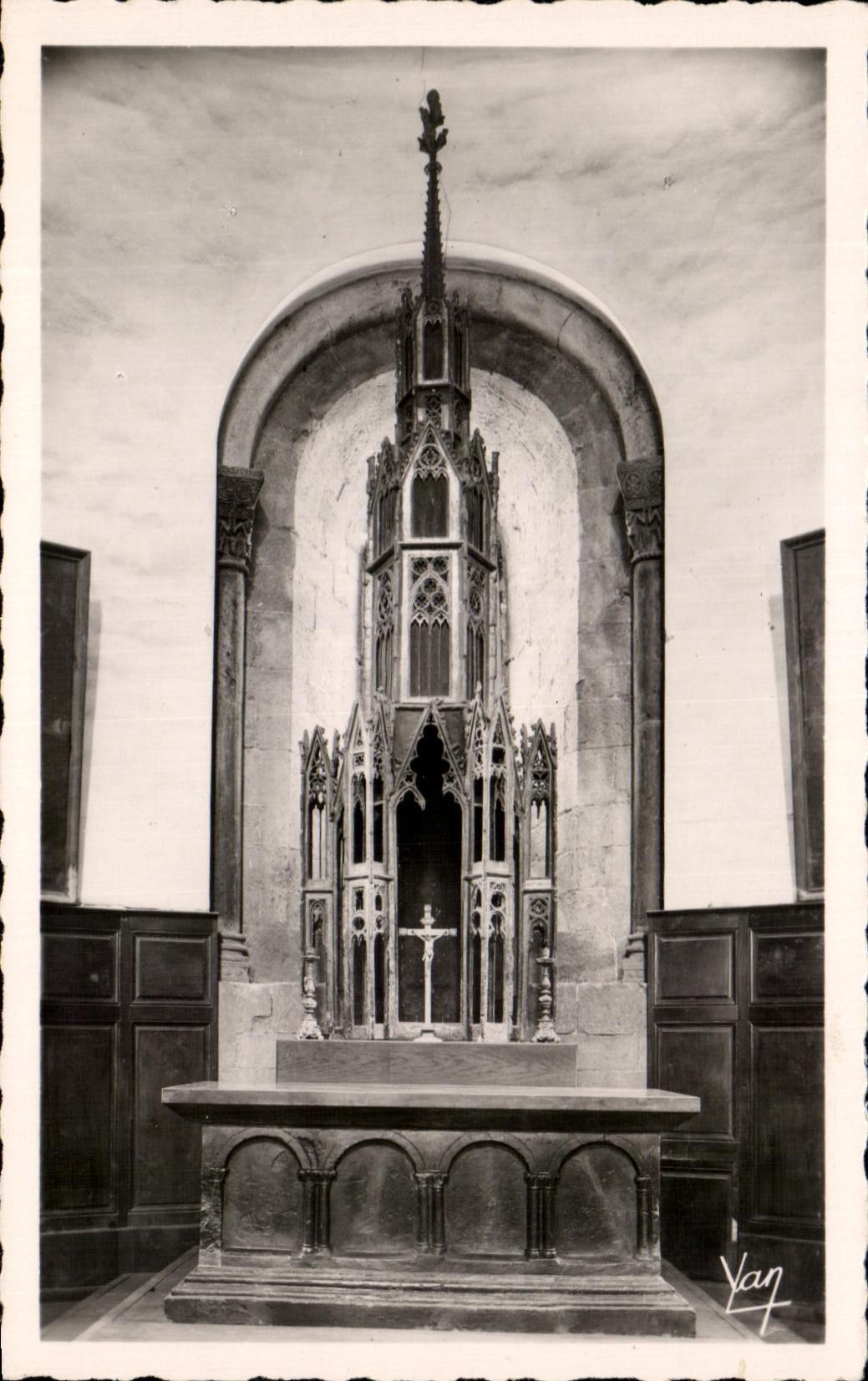 CPA Eglise Abbatiale de Saint Savin Tombeau de Saint Savin