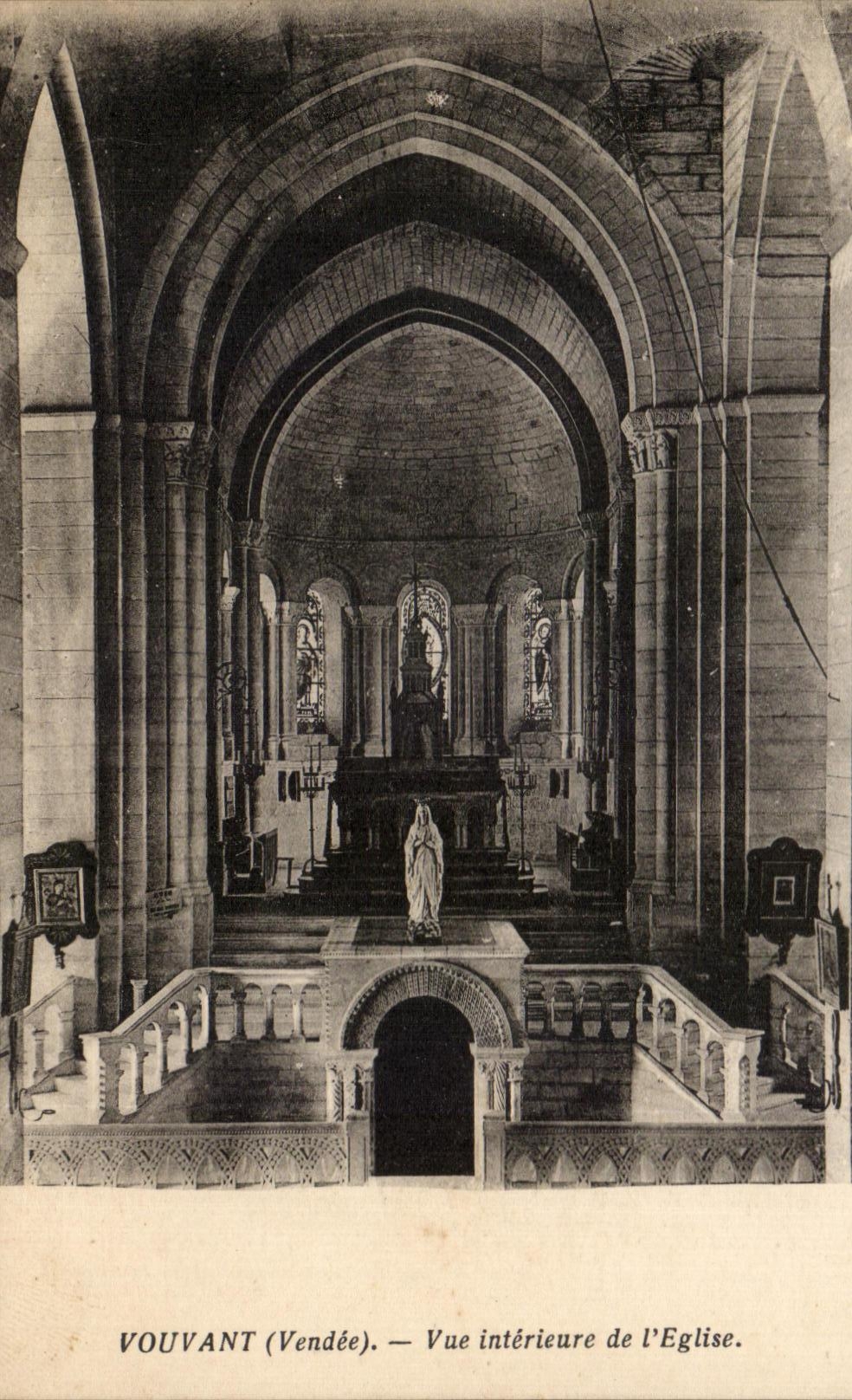 Interior visto Vouvant de CPA de la iglesia