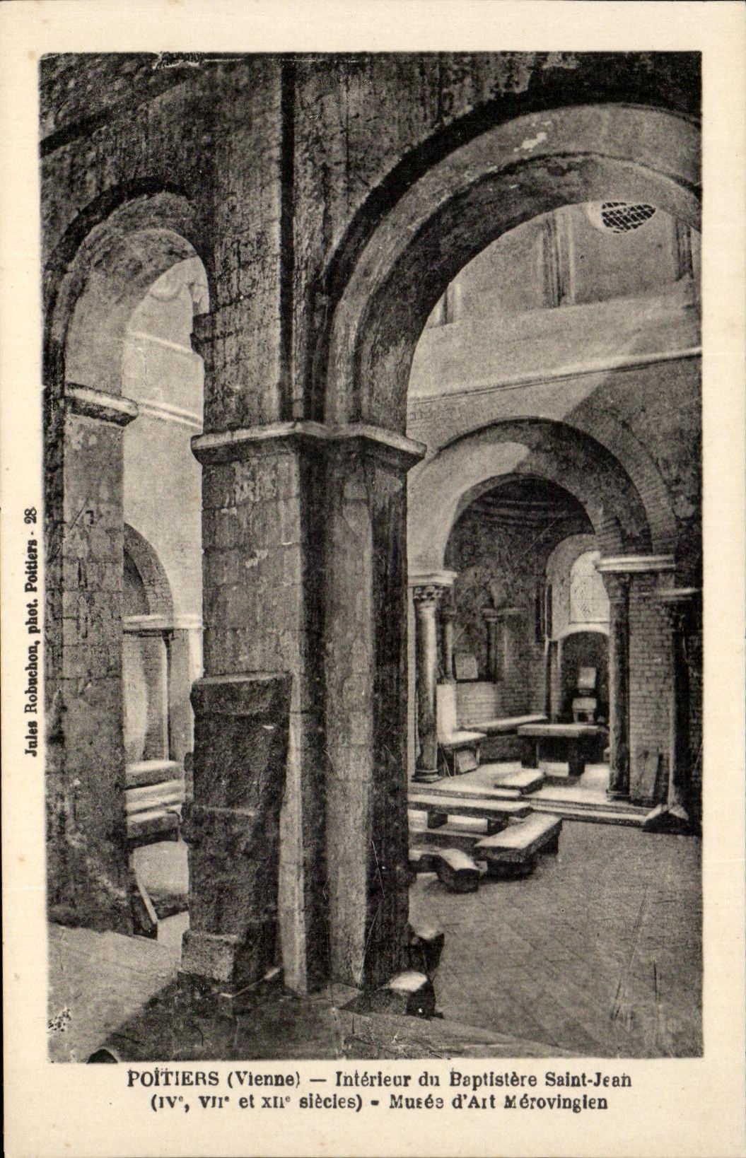 CPA Poitiers Interieur du Baptistere Saint Jean Musee d'Art Merovinglen