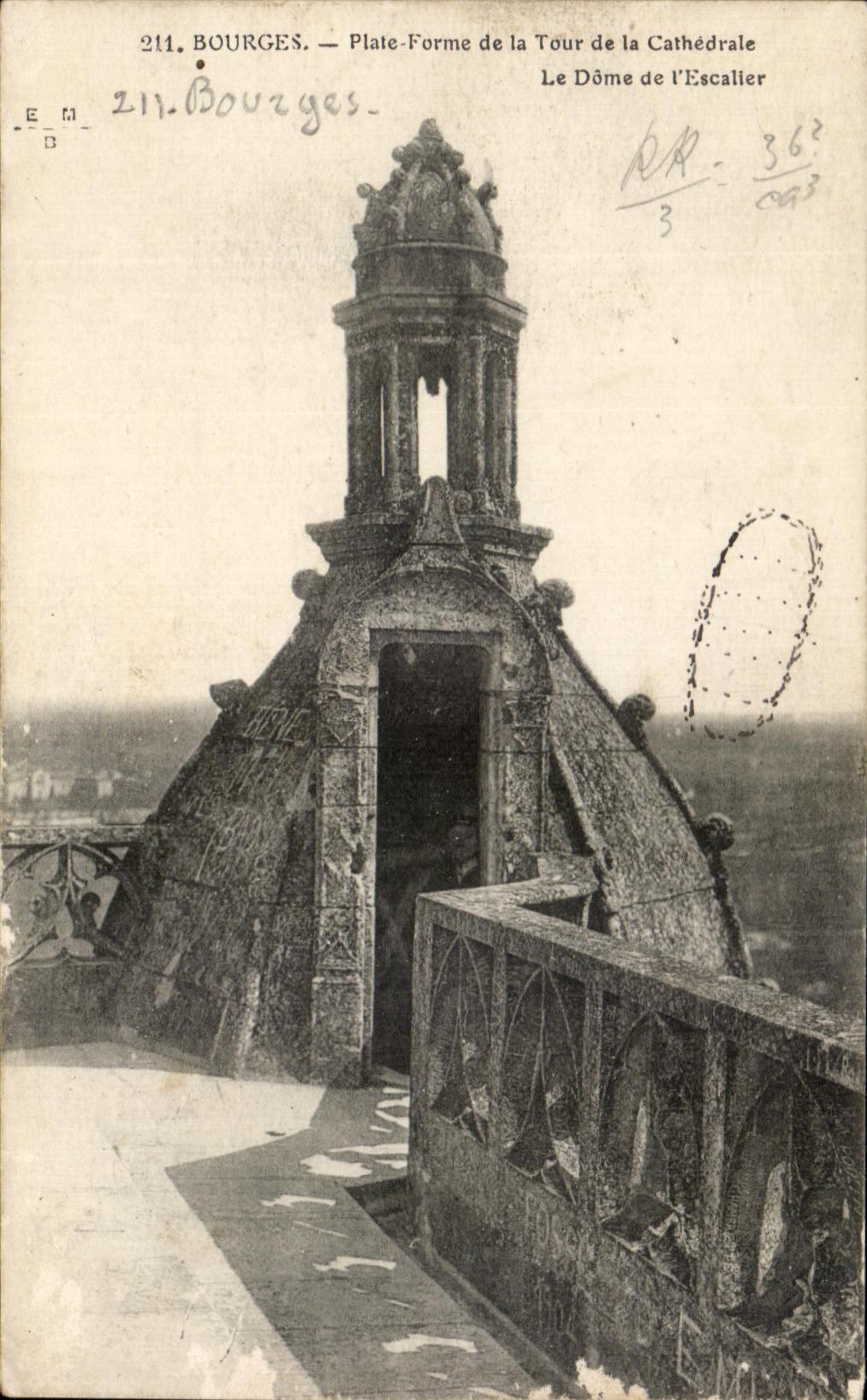 Plataforma de CPA Bourges de la torre de la catedral la boveda de la escalera