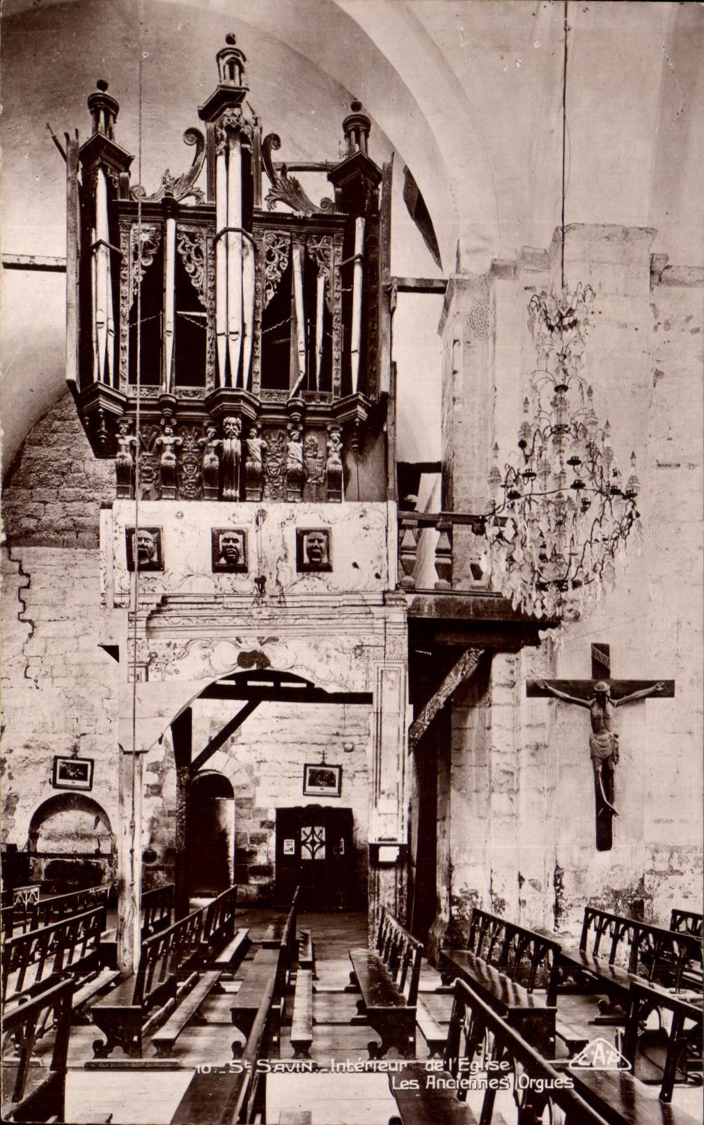 CPA St Savin Interieur de Eglise Les Anciennes Orgues