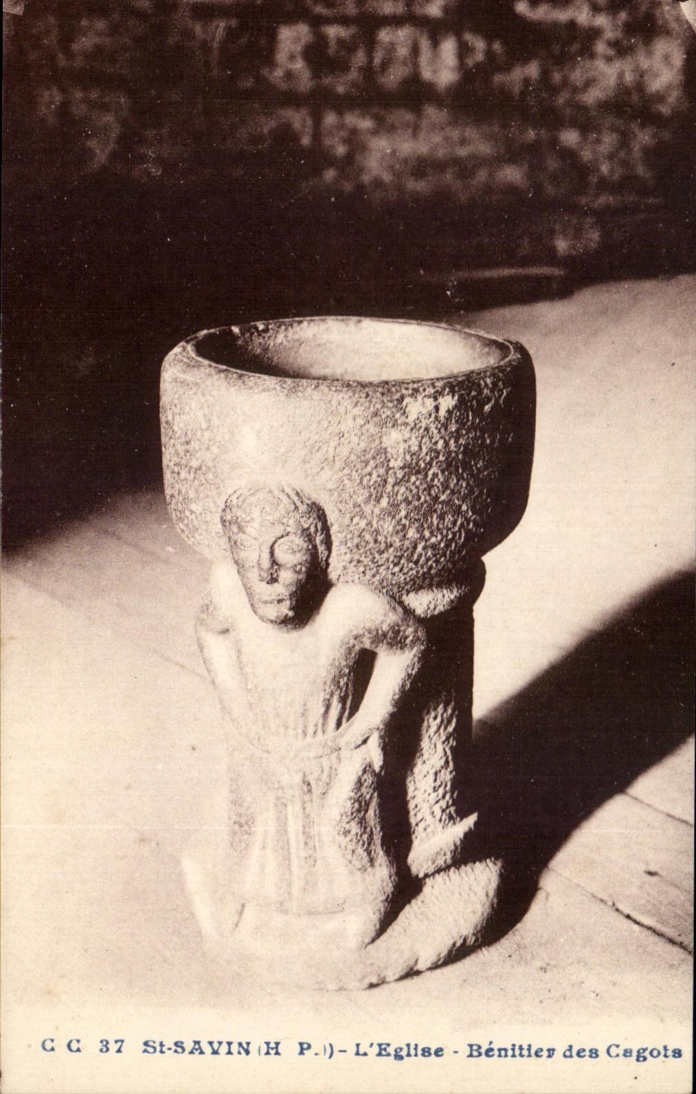CPA St Savin L'Eglise Benitier des Cagots 