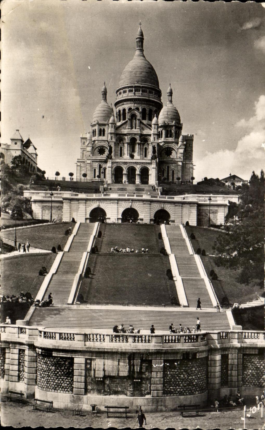 CPA Paris While Strolling Basilica Of the Sacring Heart And the Monumental Staircase