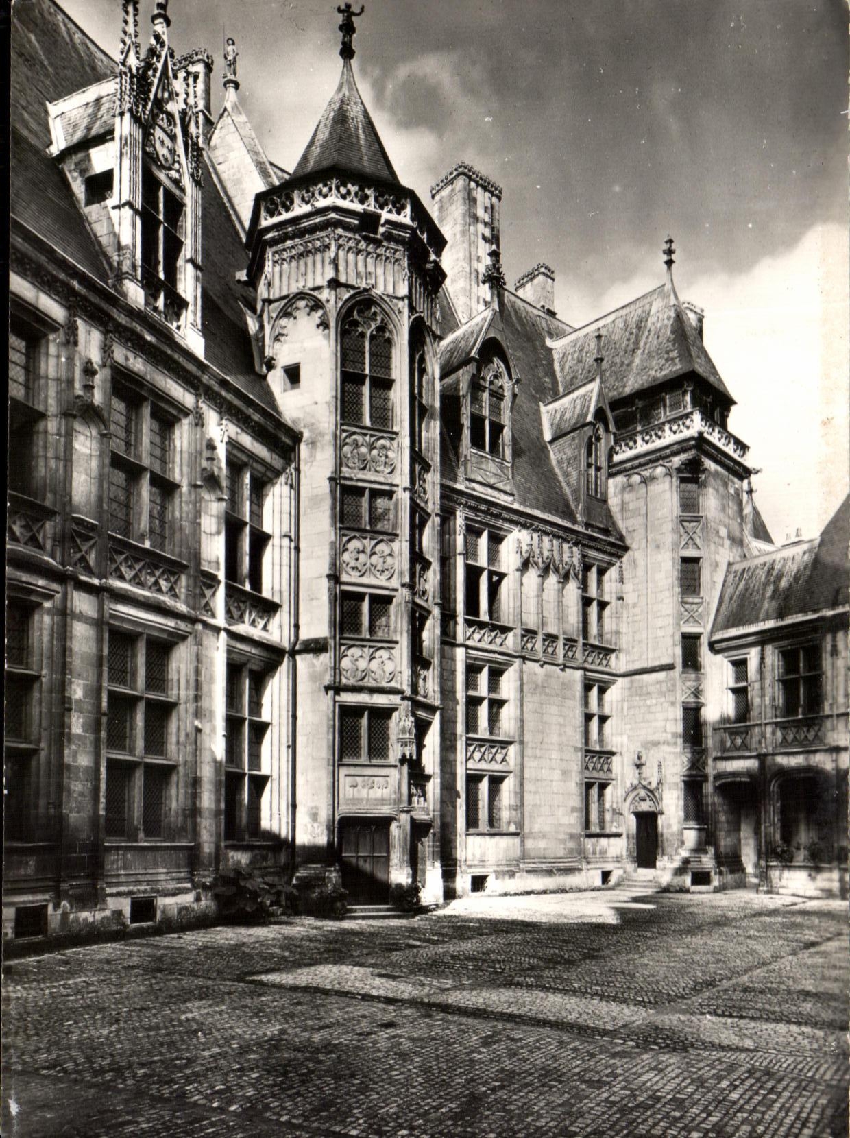 Corte del interior del corazon de Jacques del hotel de CPSM Bourges