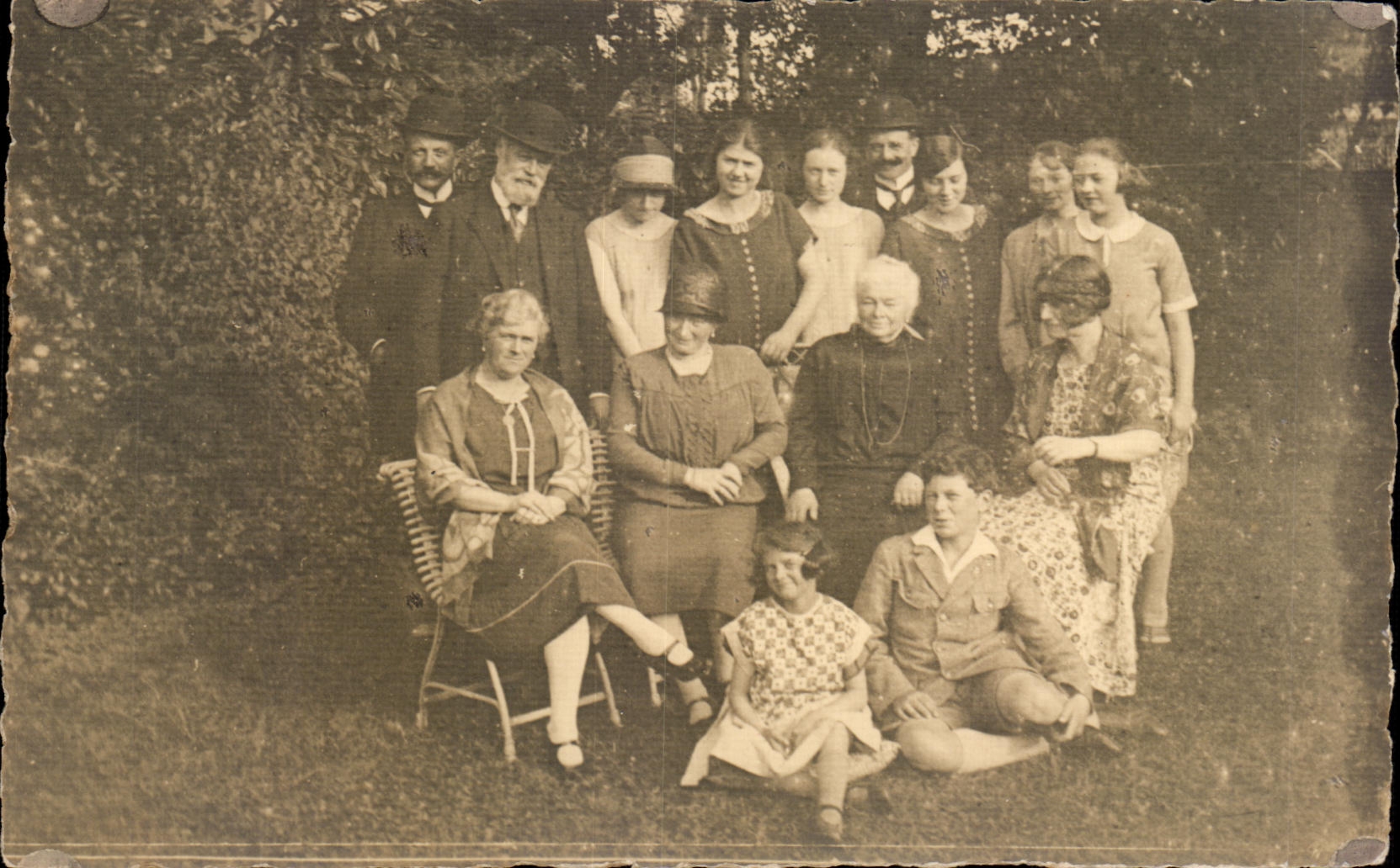 CARTE PHOTO Famille debut du siecle Folklore Costume