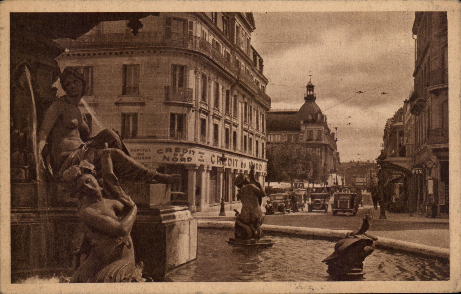 CPA Troyes Fontaine Argence et rue de la Republique Banque Credit du Nord