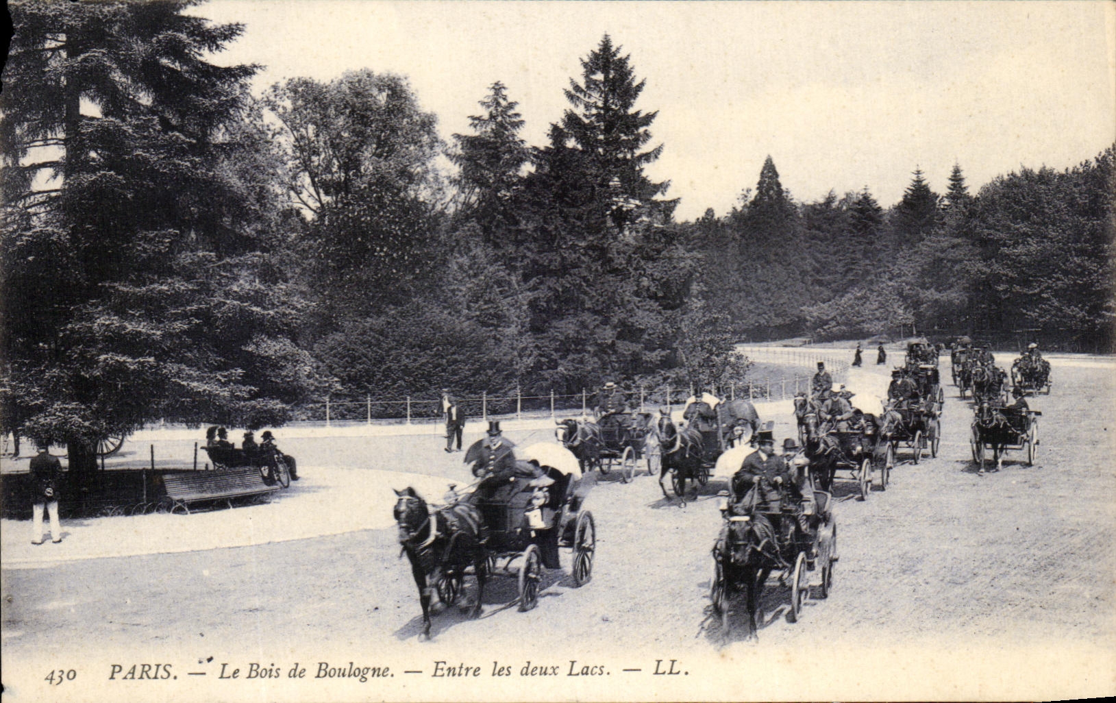 CPA Paris the Bois de Boulogne Enters the two Lakes Horses barouches