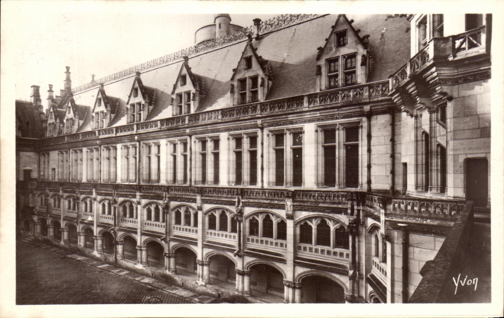 CPA Chateau De Pierrefonds Colonnade de la Cour d'Honneur