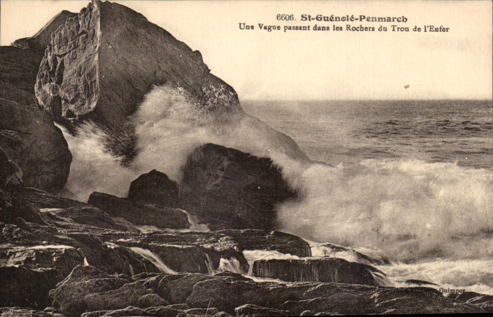 CPA St Guenole Penmarch a vague passer by in the Rocks of the Hole of the Hell