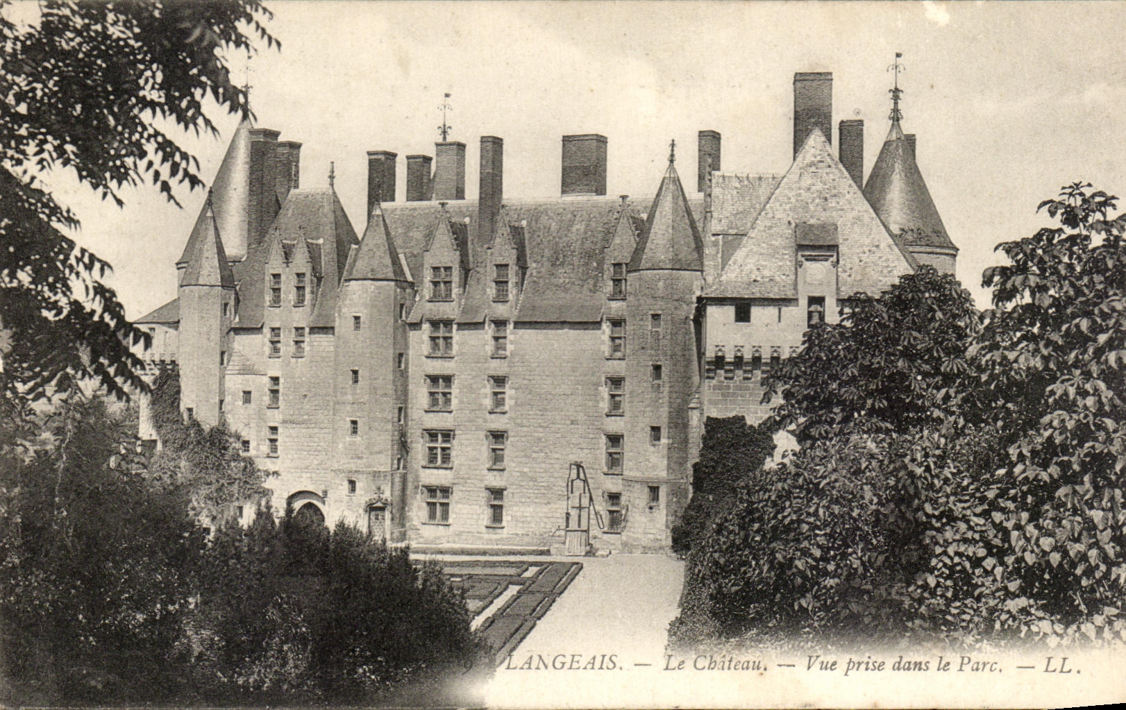 CPA Langeais Le Chateau Vue prise dans le parc