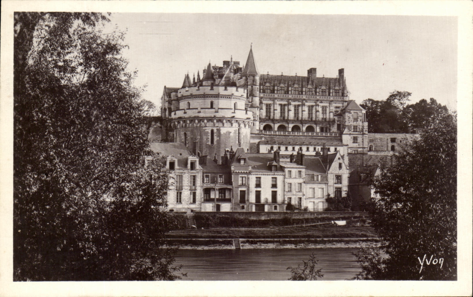 Castillo de CPA de Amboise visto de los bordes del Loire