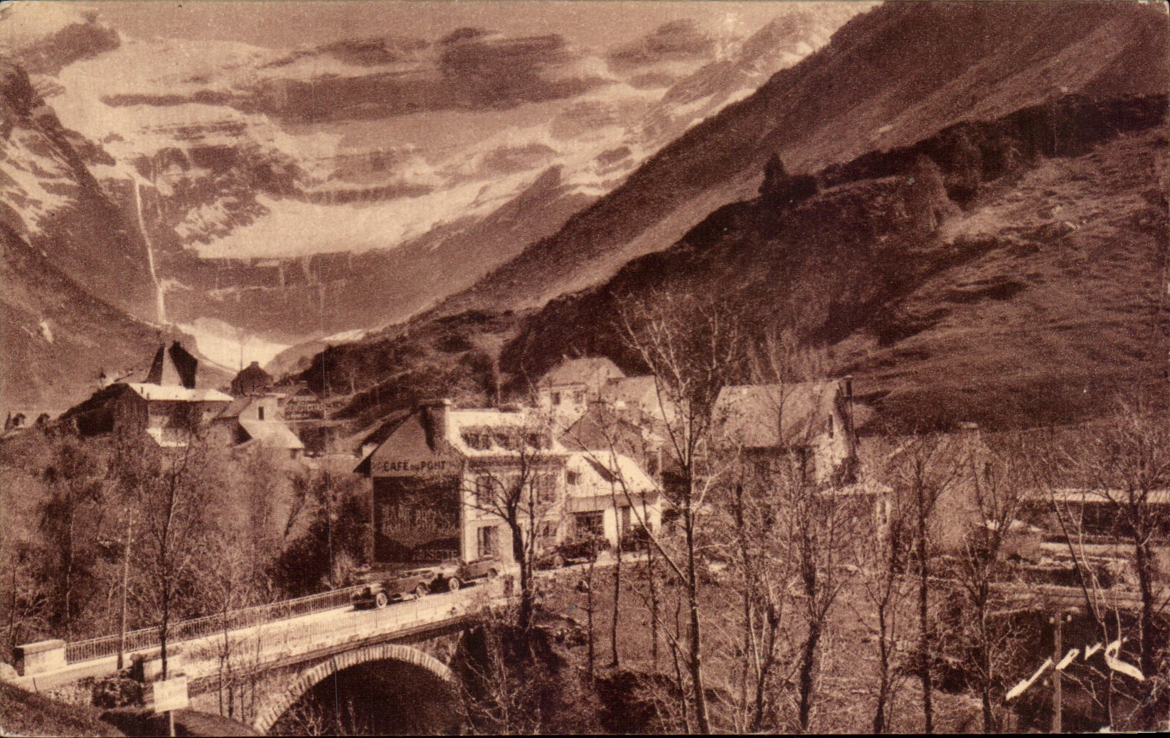 CPA Gavarnie Entering of the village At the bottom the Circus Coffee of the bridge