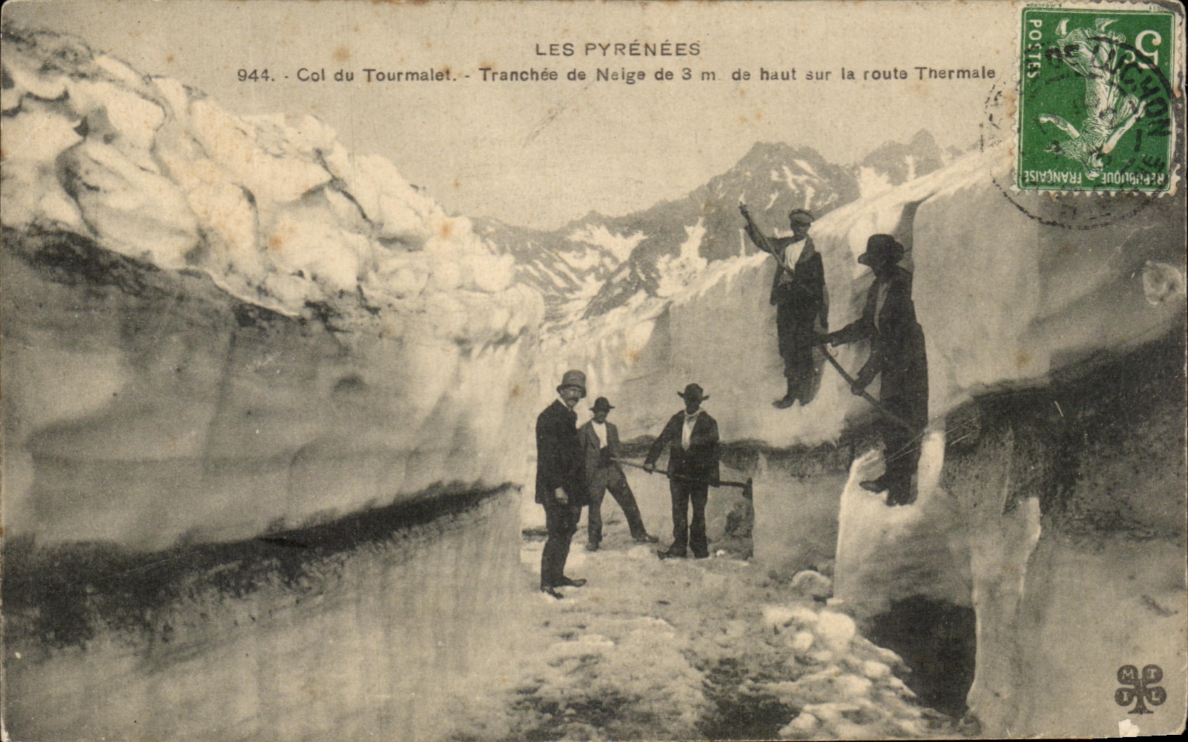 CPA Les Pyrenees Col du Tourmalet Tranchee de Neige 