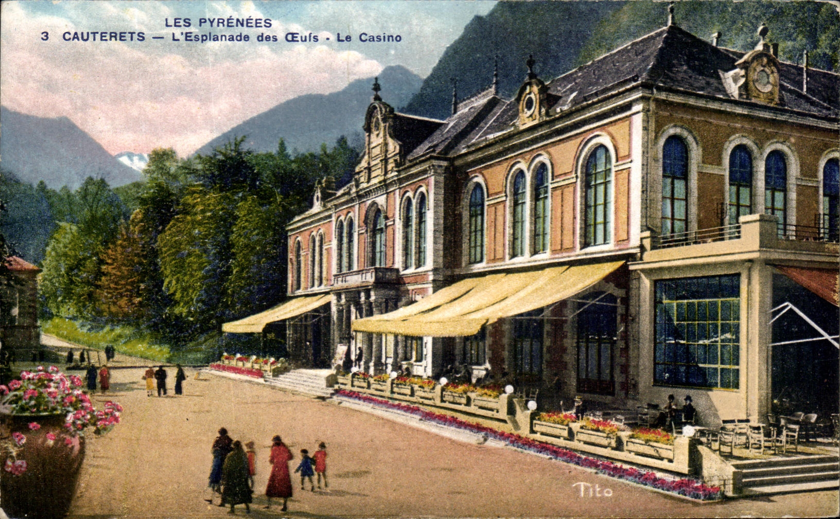 CPA Les Hautes Pyrenees Cauterets L'esplanade des oeufs Le casino