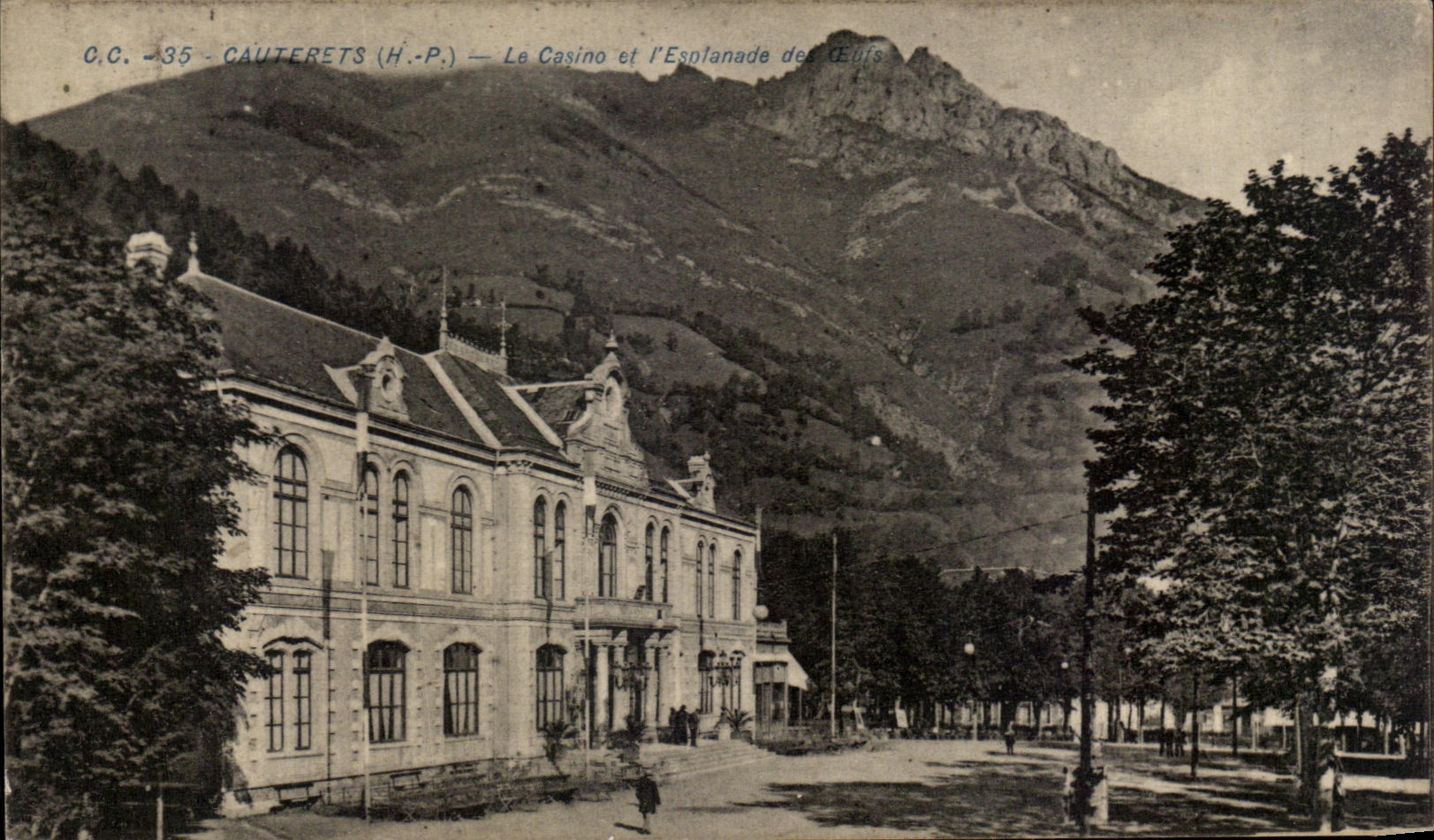 CPA Cauterets Le Casino et l'Esplanade de Oeufs