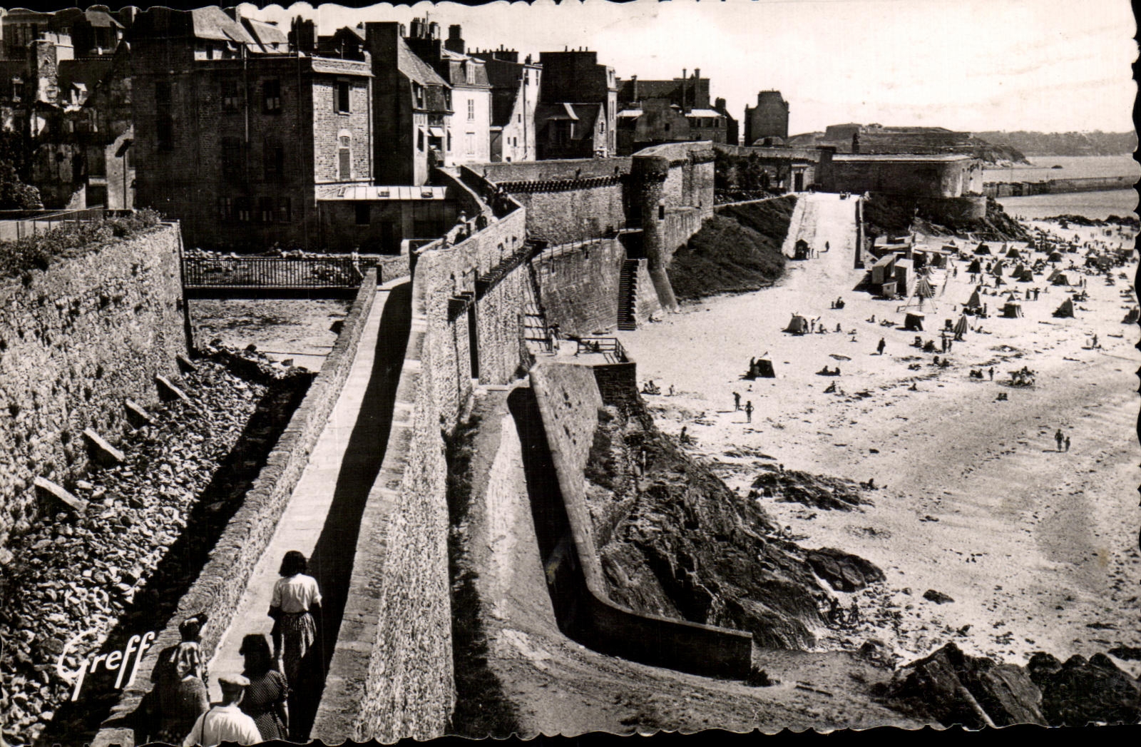 CPA en paredes de la ciudad del fortiflee del La de Malo del santo de Bretana en el borde de la playa