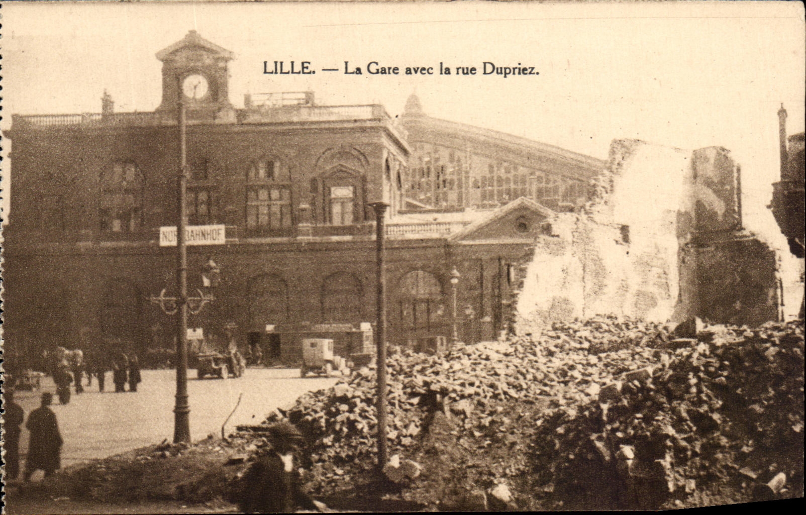 CPA Lille La Parks with the street Dupriez Militaria