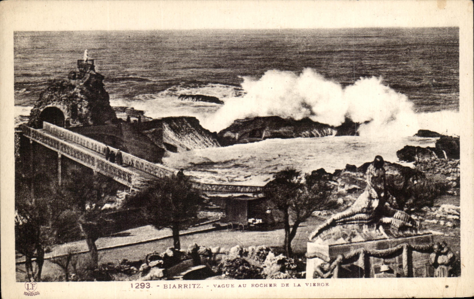 CPA Biarritz Vague Au Rocher De La Vierge