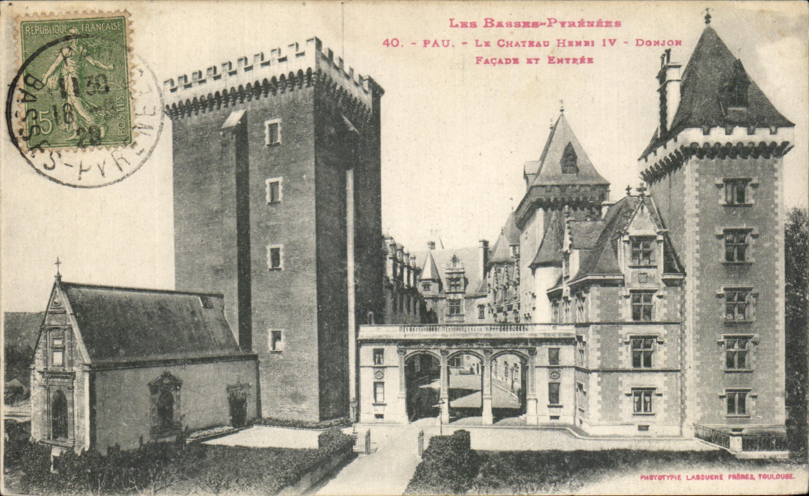 CPA the High Pyrenees Pau the castle Henri IV Keep Frontage and Entering