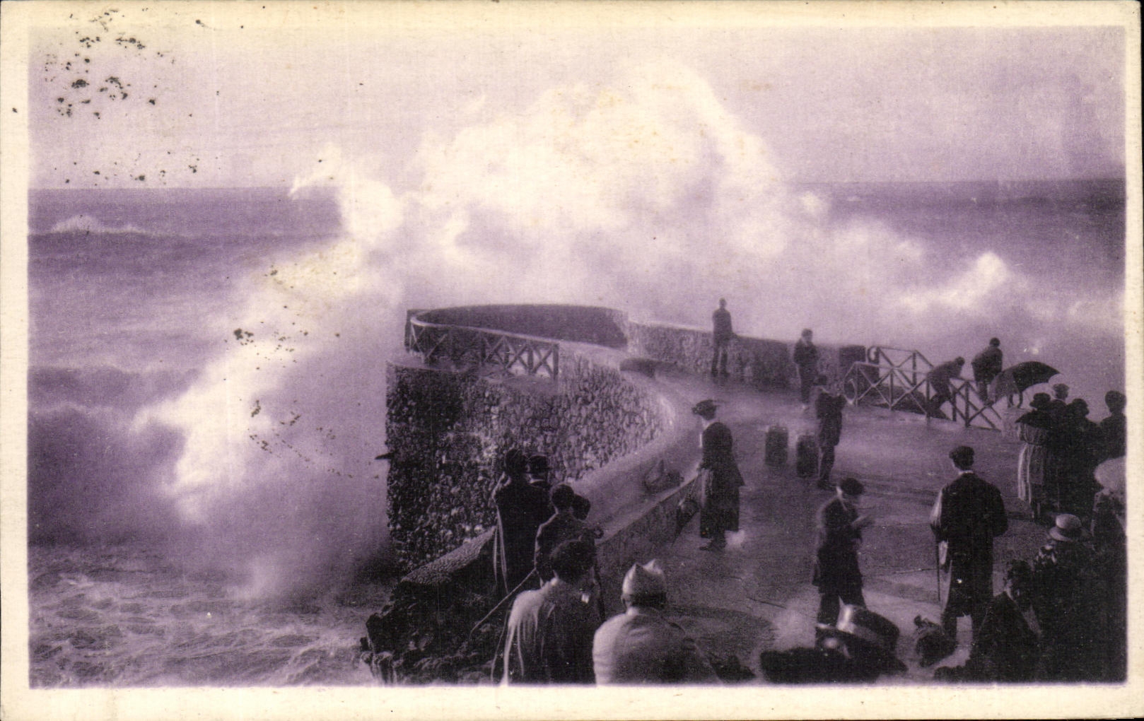 CPA Biarritz Tempete Au Rocher De La Vierge
