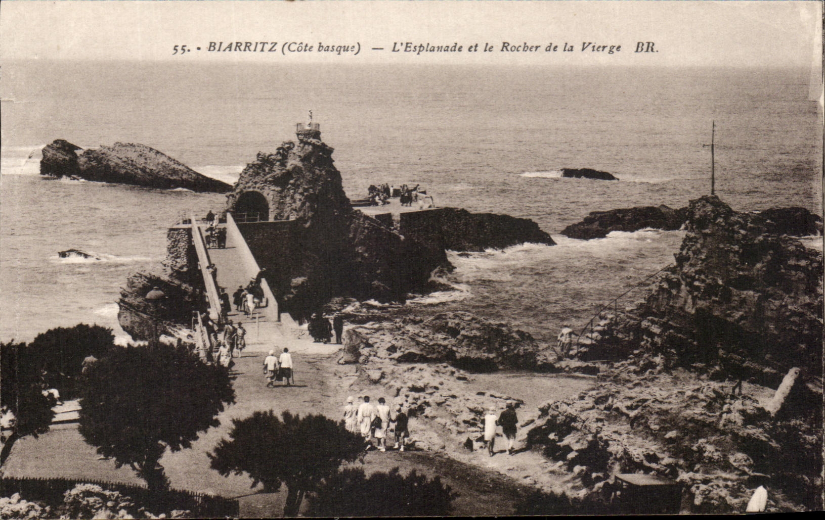 CPA Biarritz L'Esplanade Et Le rocher De La Vierge