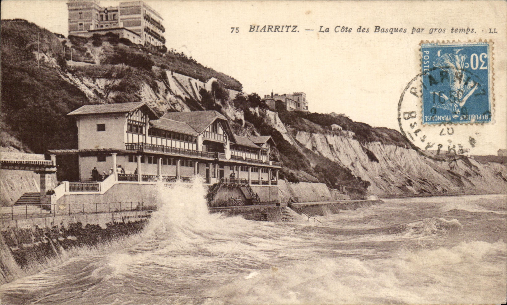 CPA Biarritz La Cote Des Basques Par Gros Temps