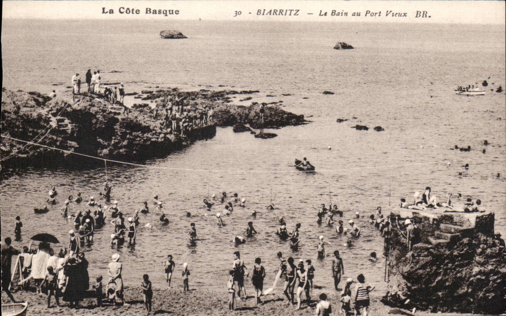 CPA La Cote Basque Biarritz La Bain au Port vieux