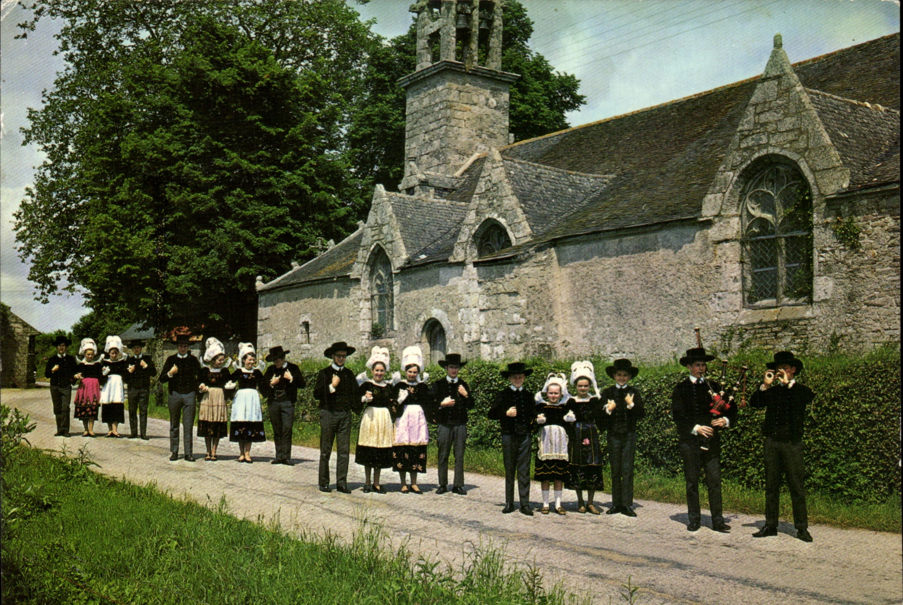 CPM Folklore en Bretagne Sonneurs et Danseurs 