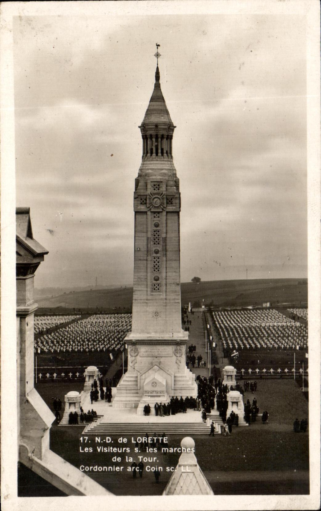 CPA Lorette Les Visiteurs les marches de la Tour 