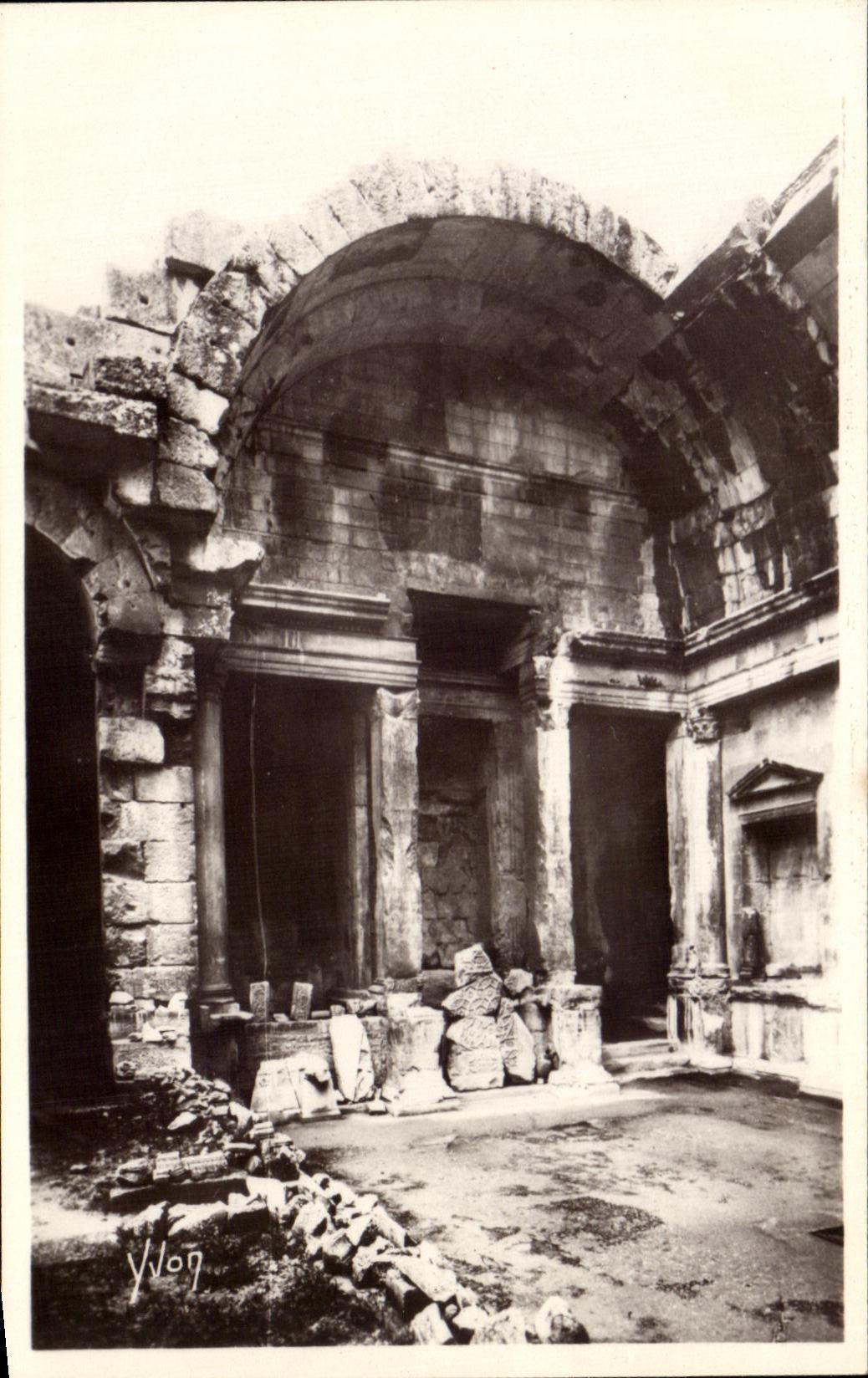 CPA Nimes Jardin de la Fontaine L'Interieur du Temple de Diane