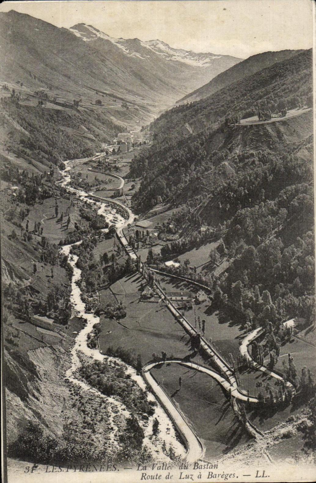 CPA Les Pyrenees Vallee du Bastan Route de Luz a Bareges