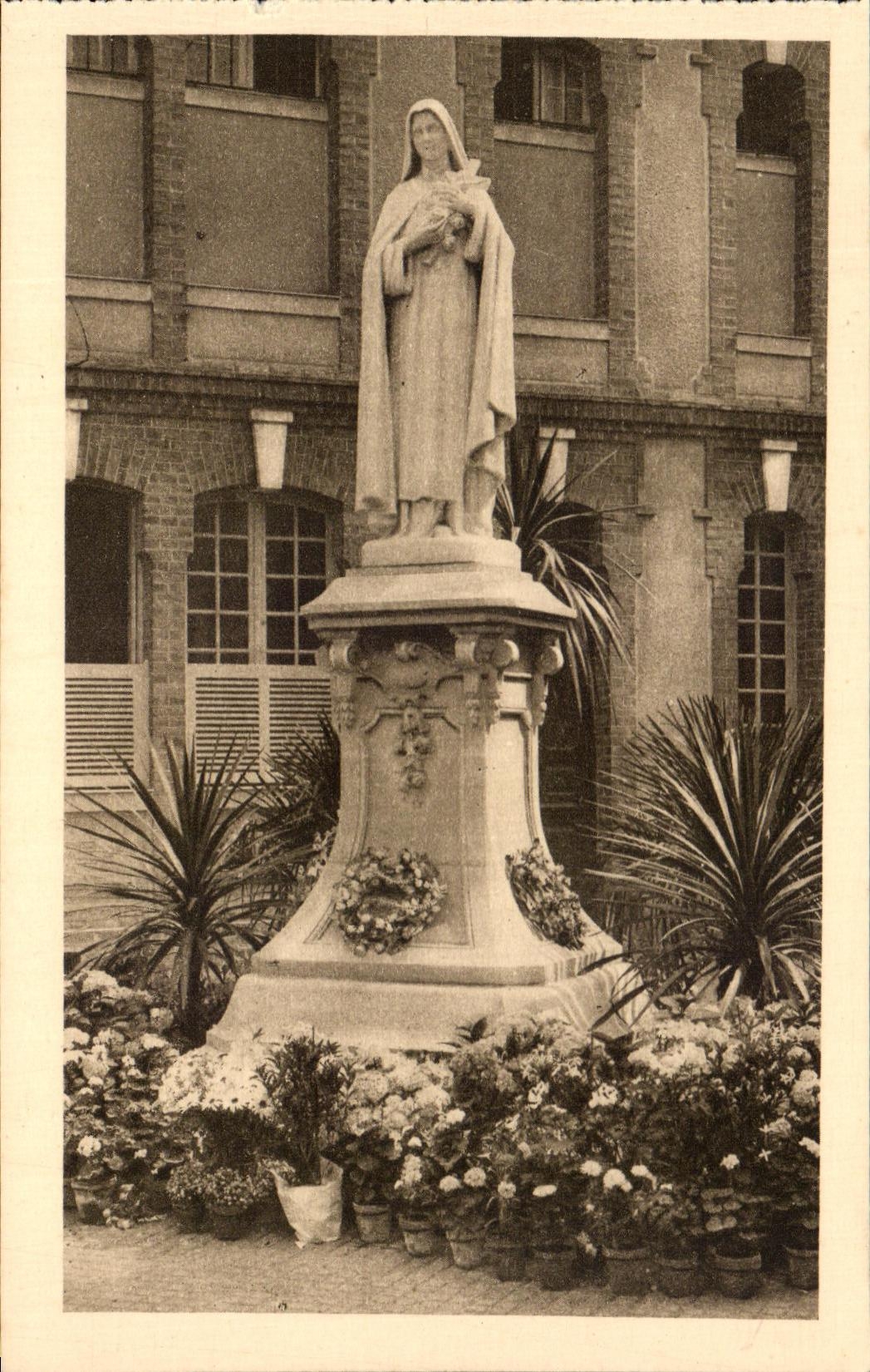 CPA Statue of Therese Lisieux