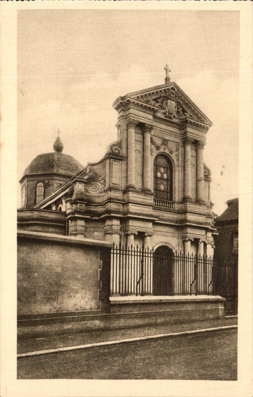 CPA La Chapelle of the Carmelite nuns of Lisieux the Lisieux frontage