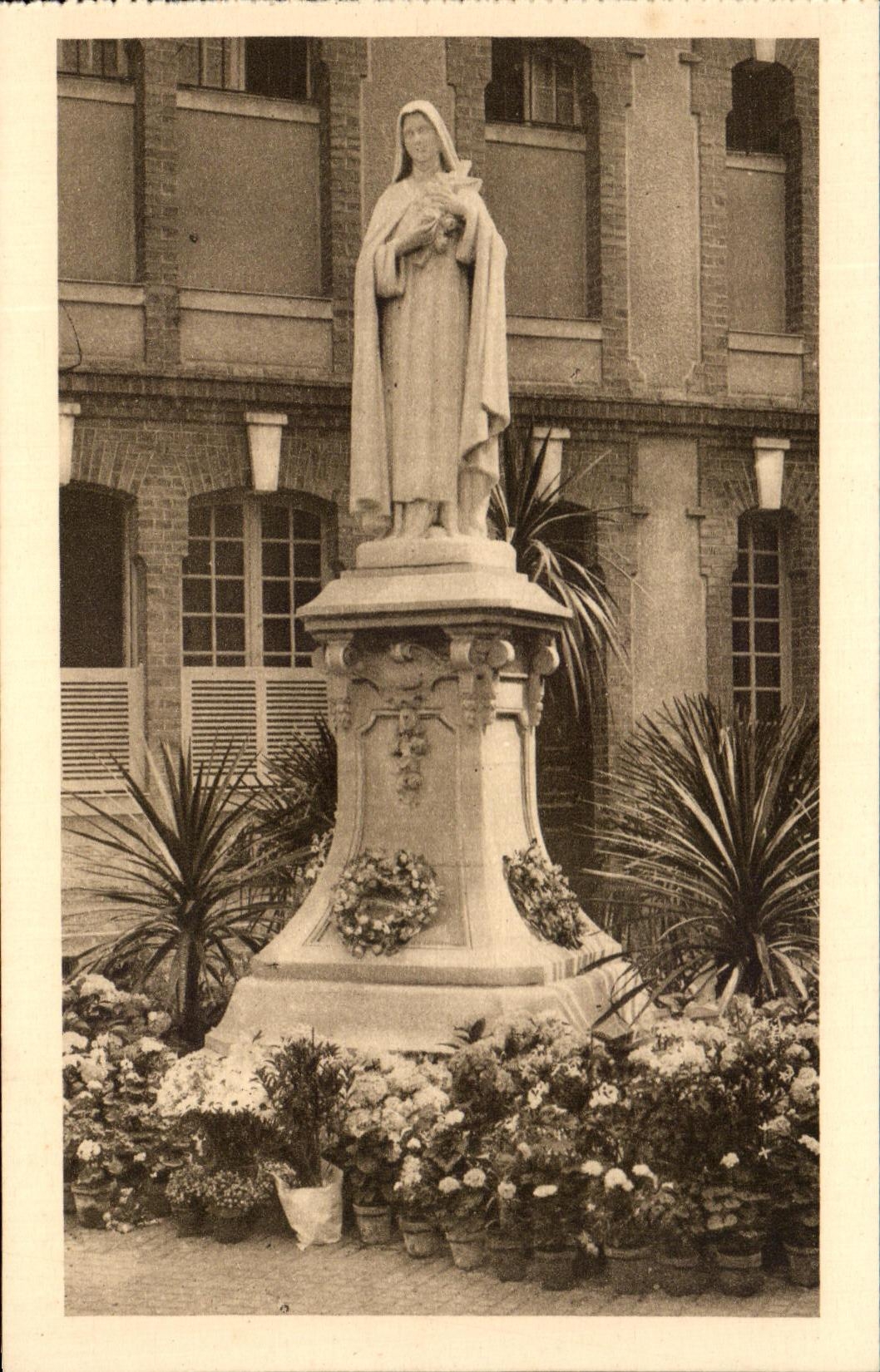 CPA Statue of Sainte Therese of the Child Jesus Jans court of Entrance of Carmel de Lisieux