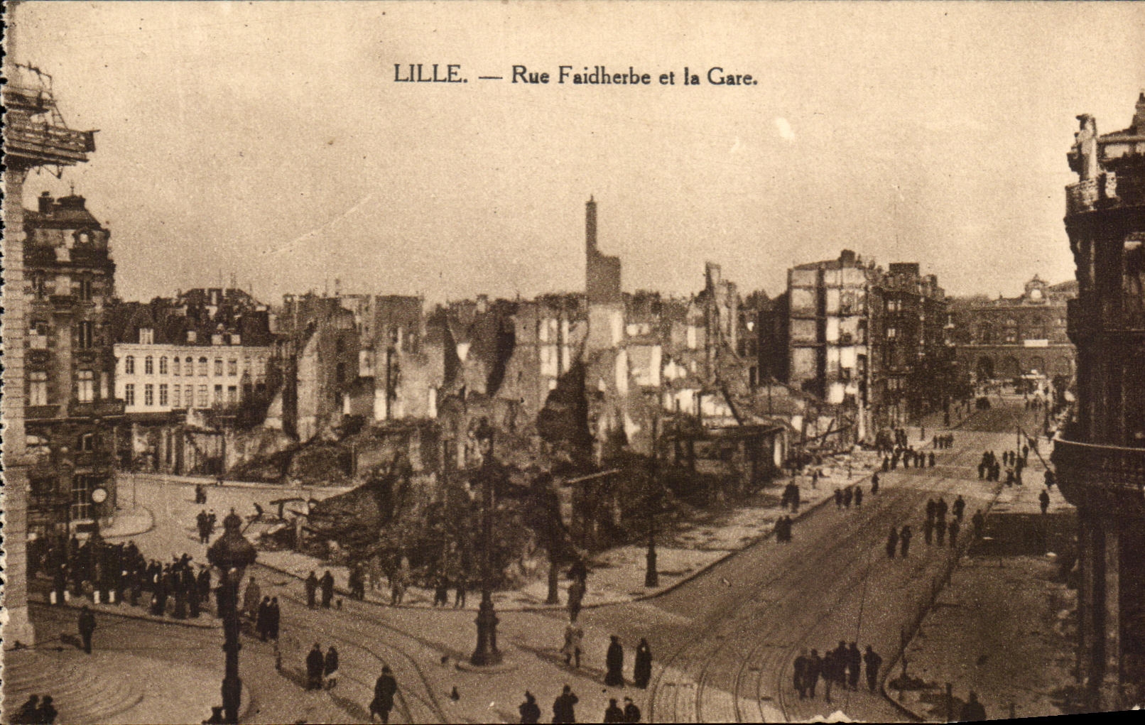 CPA Lille Street Faidherbe and Train station Militaria